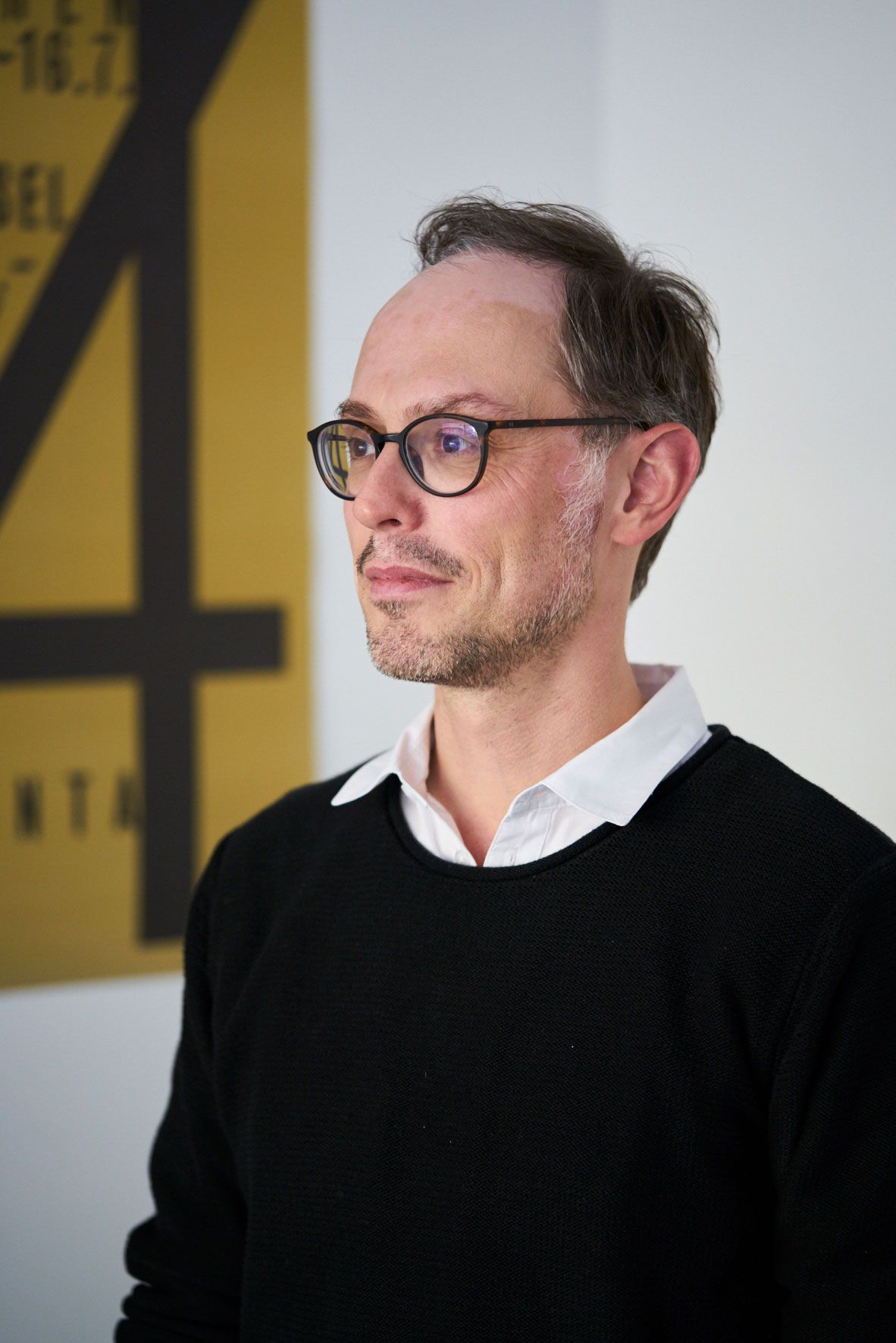 Architekt René Brouns von Schwarzgold Architekten denkt über ein Bauprojekt nach