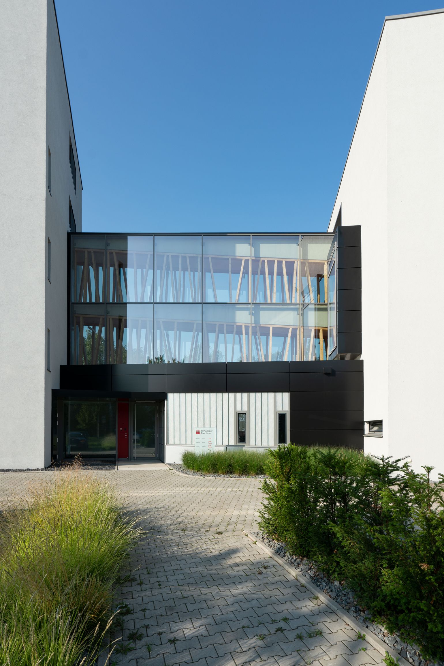Der angrenzende Erweiterungsbau des Firmensitzes von Schwarzer Precision